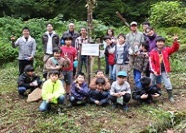 白布いこいの森での植樹活動
                          (米沢市)